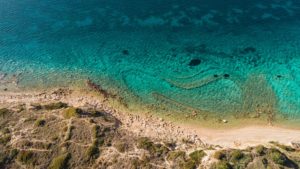 Çeşme Pırlanta Plajı güzel mavi tonları, temiz denizi ve kumları