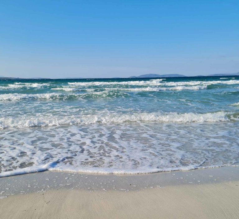 Çeşme Alaçatı sahilde dalgaların vurduğu tertemiz kumlar ve gökyüzü