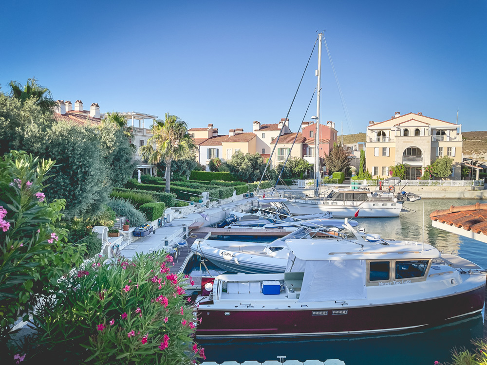 Alaçatı marinasında bulunan yan yana dizilmiş yelkenlilerin fotoğrafı