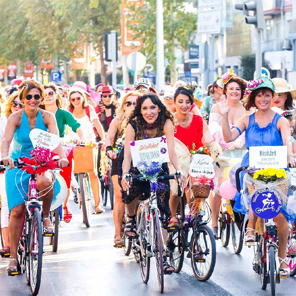Süslü Kadınlar Bisiklet Turu