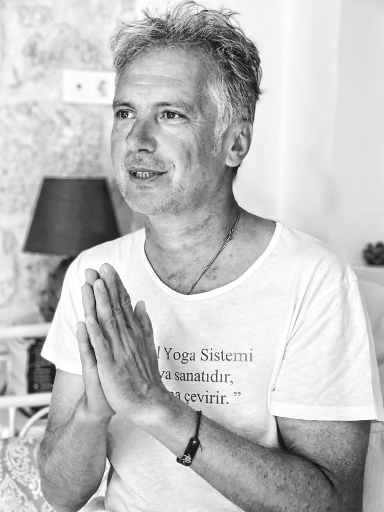 Yoga ve Alaçatı ünlü yoga eğitmeni Oktay Akay sorularımızı cevaplıyor