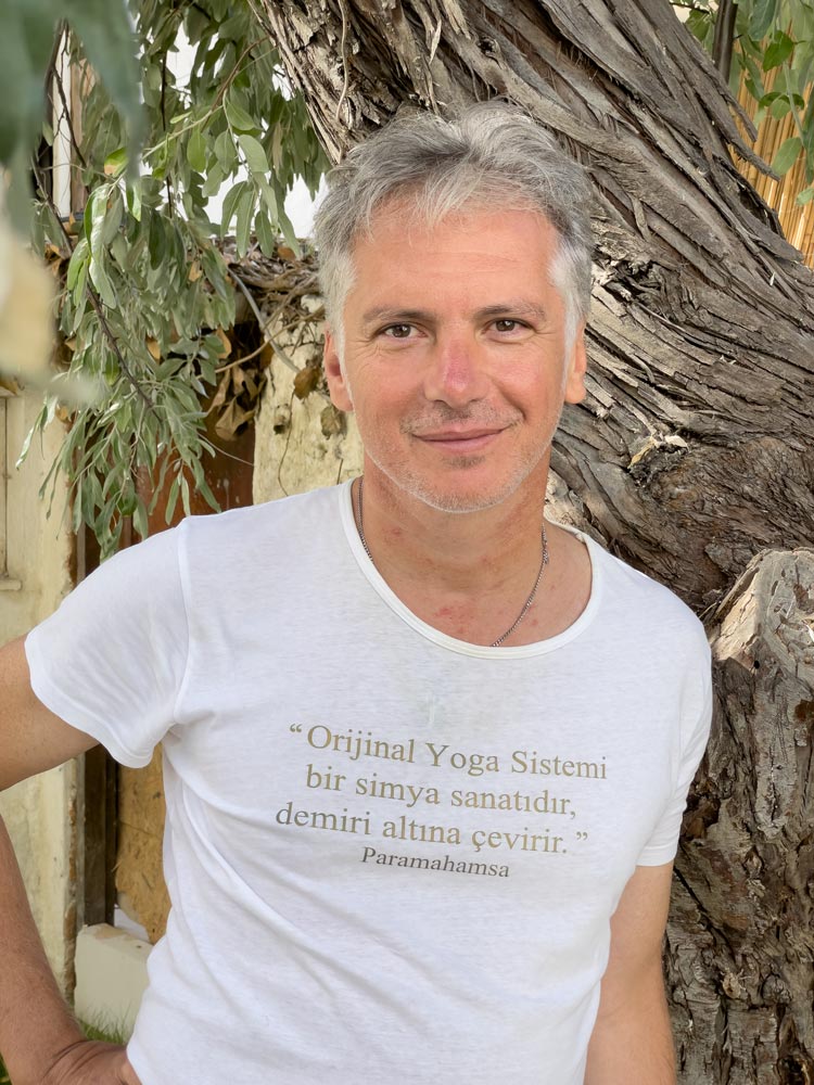 Yoga ve Alaçatı Oktay Akay renkli fotoğrafı