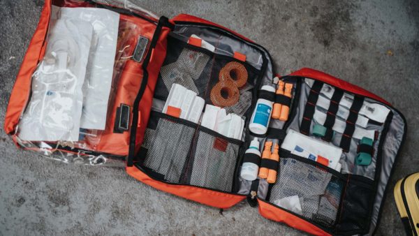 İlk yardım çantası içinde bulunan bazı önemli malzemeler
