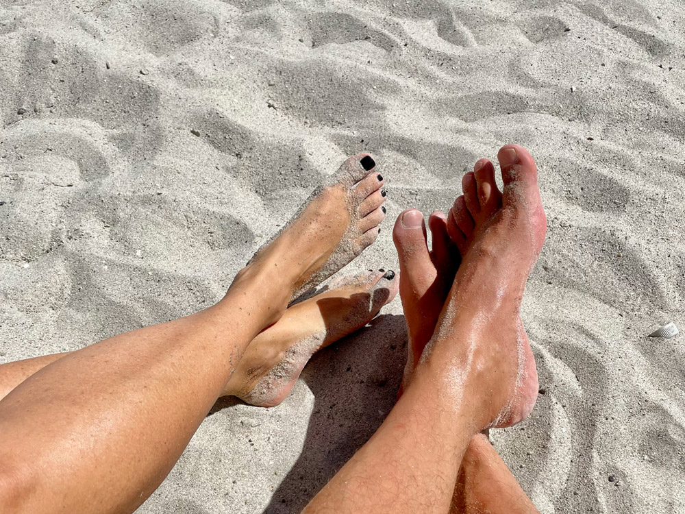 Alaçatı beach clubda sahilde uzanan çiftin ayakları