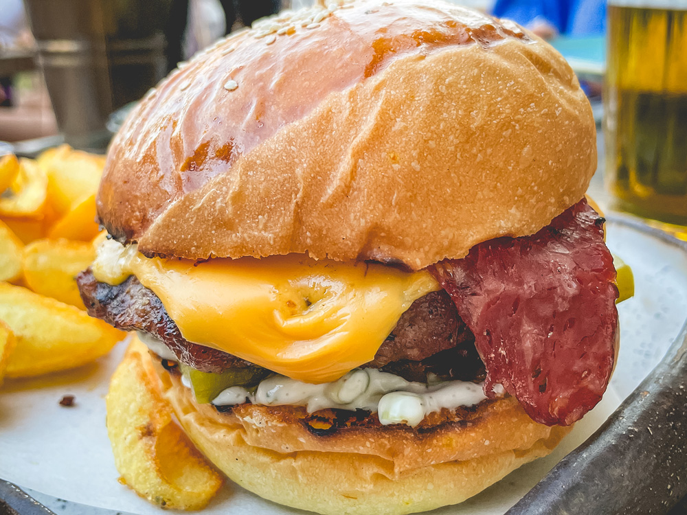 Alaçatı'da lezzetli bir hamburger fotoğrafı