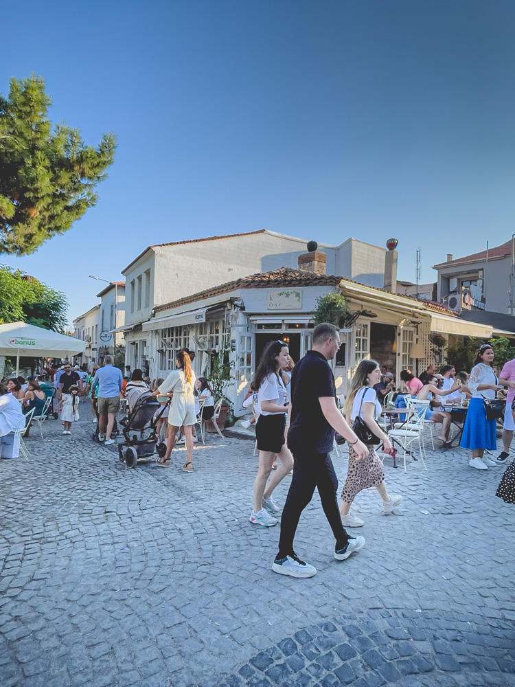 cıvıl cıvıl Kemalpaşa Caddesi'nde yürüyen kalabalık insanlar