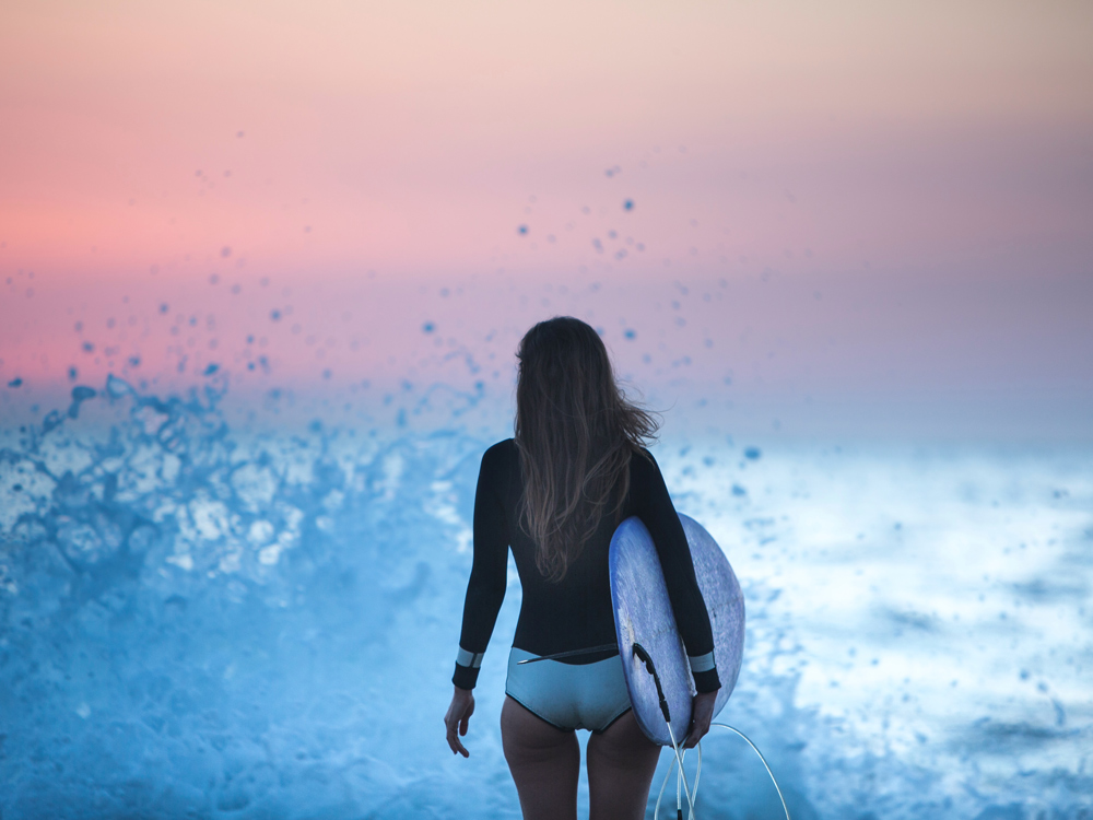 Alaçatı'da sörf yapan kız