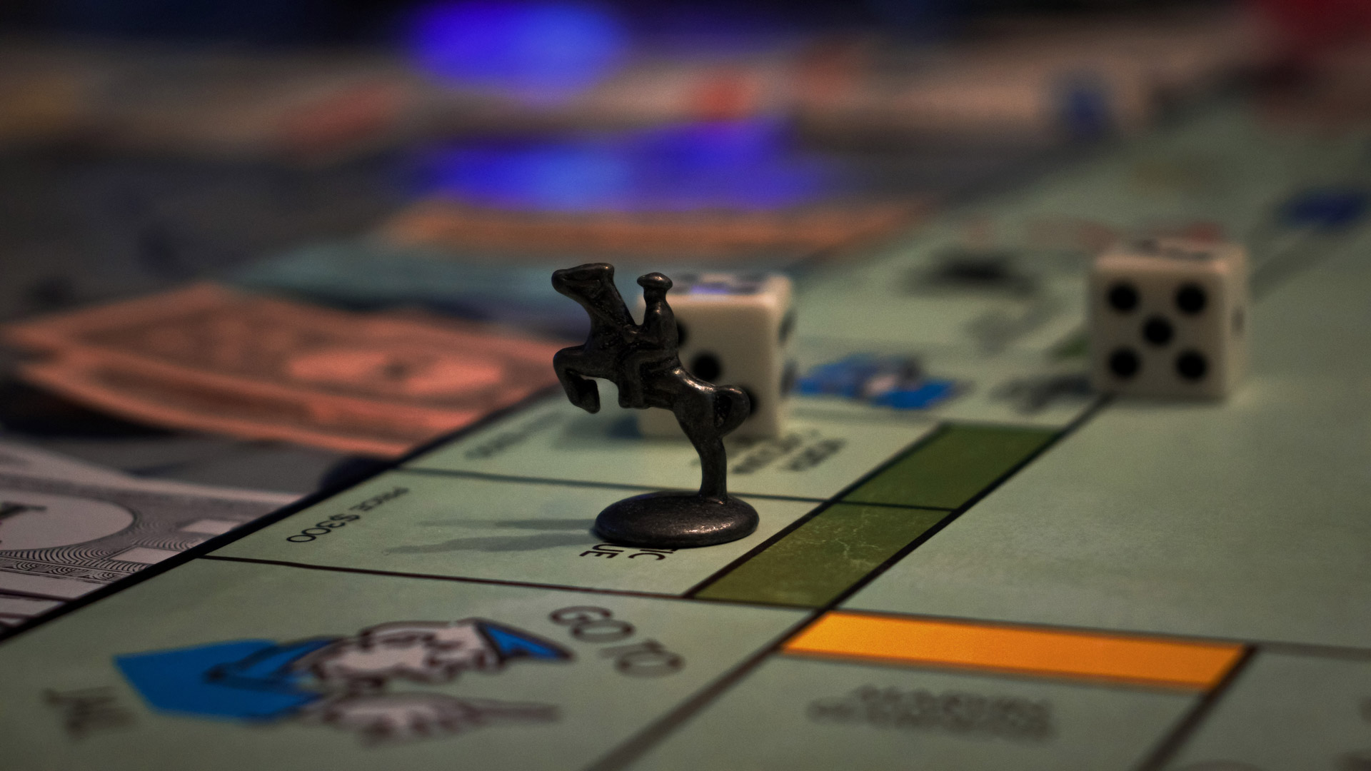 Alaçatı otellerinde oyun gecesi monopoly tahtası resmi