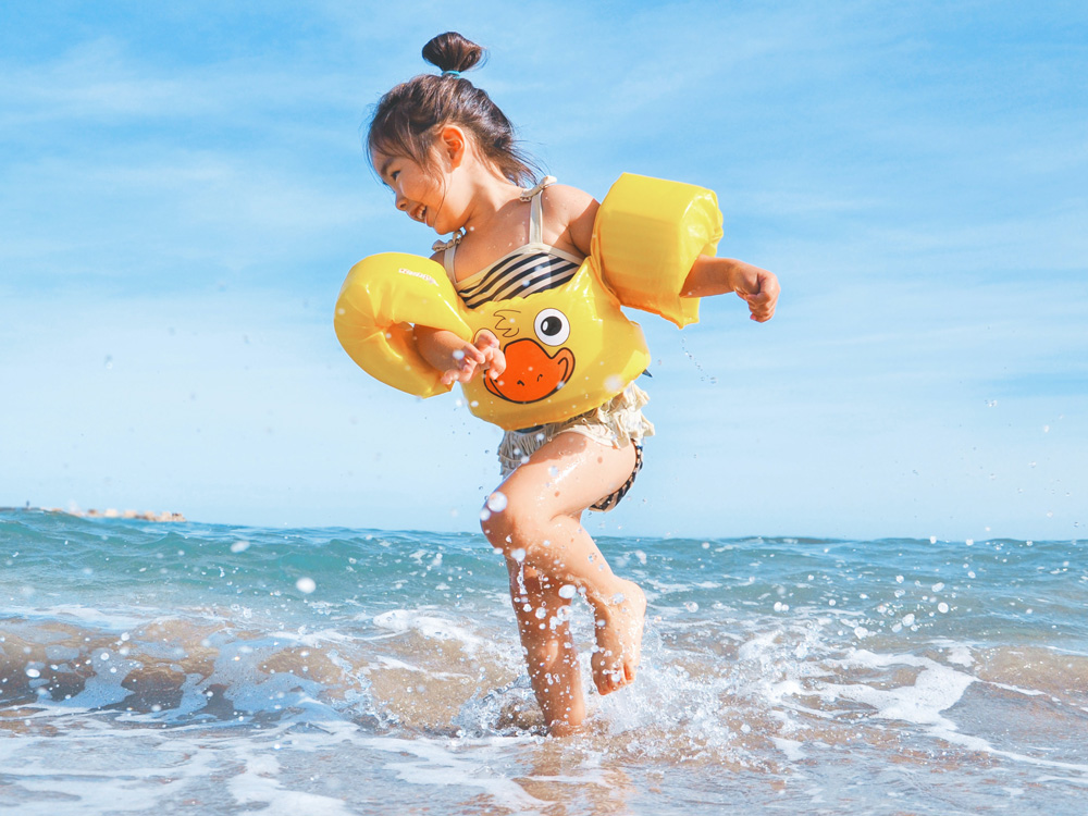 Ailecek Alaçatı tatili denizde oynayan çocuk