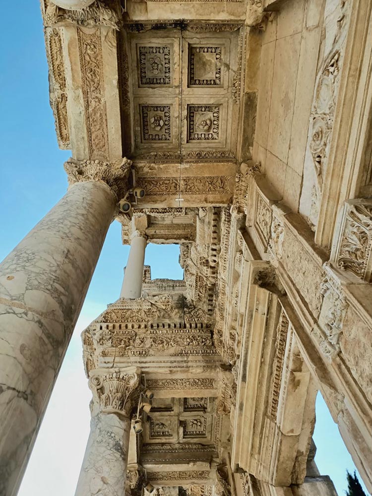 Efes kütüphanesinin sütunlarından biri