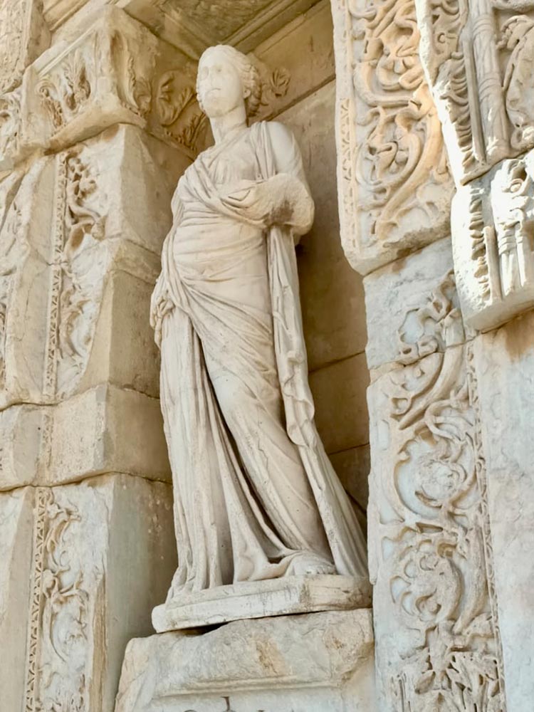 Efes'de dört özellikten birini simgeleyen heykel