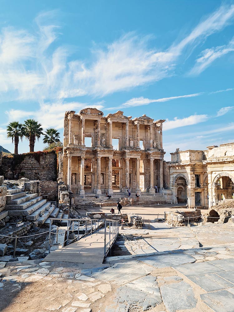 Antika tarzında Celsus Kütüphanesi
