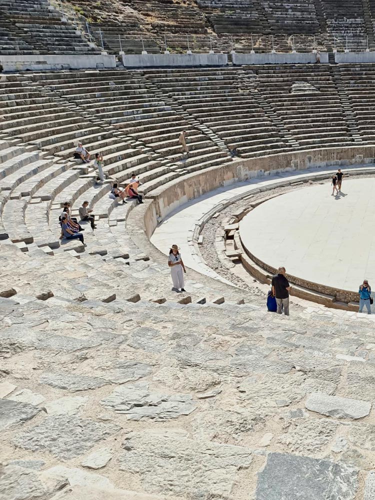 Bir kaç insan Efes tiyatro alanını geziyor
