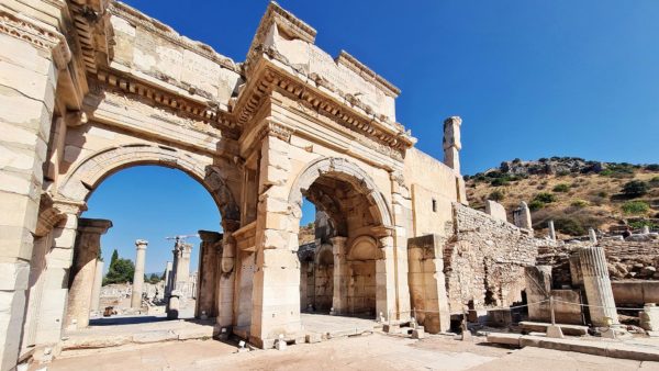 Antika mimari tasarımında Efes Antik Kenti giriş kapısı