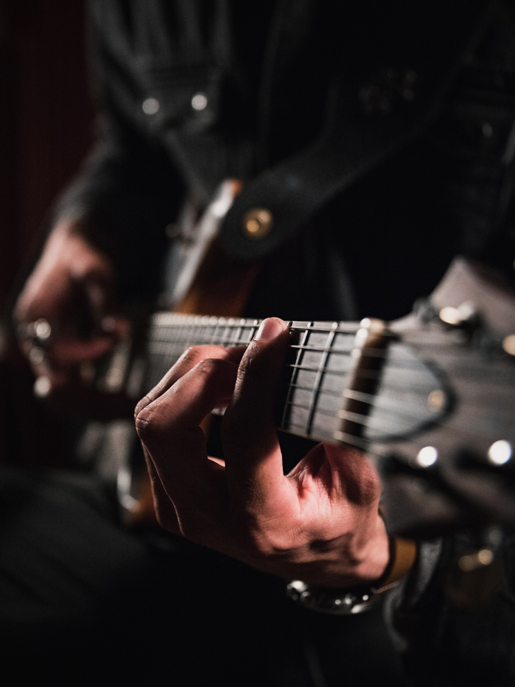 Caz konserlerinde çalınan gitarın yakından fotoğrafı