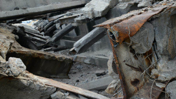 Depremde yıkılan evlerin içindeki eşyaların görüntüsü