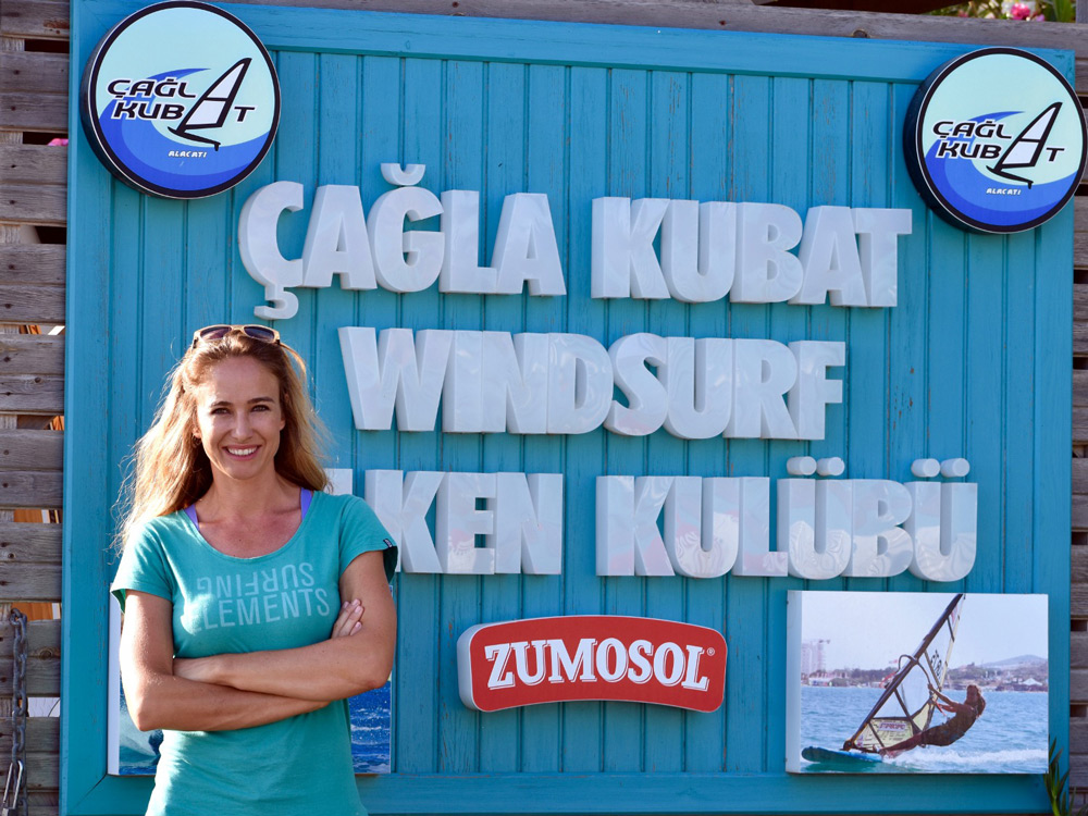 Çağla Kubat'ın yelken kulübü önündeki fotoğrafı