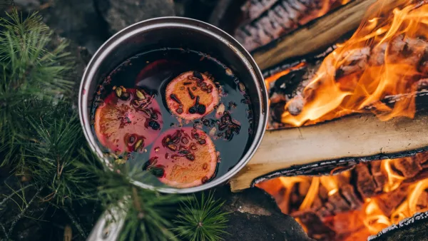 ateşin üstündeki tencere içinde kaynatılan sıcak şarap ve içindeki portakal dilimleri