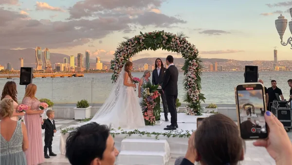 İzmir'in eşsiz deniz manzarasında gerçekleşen düğün günü