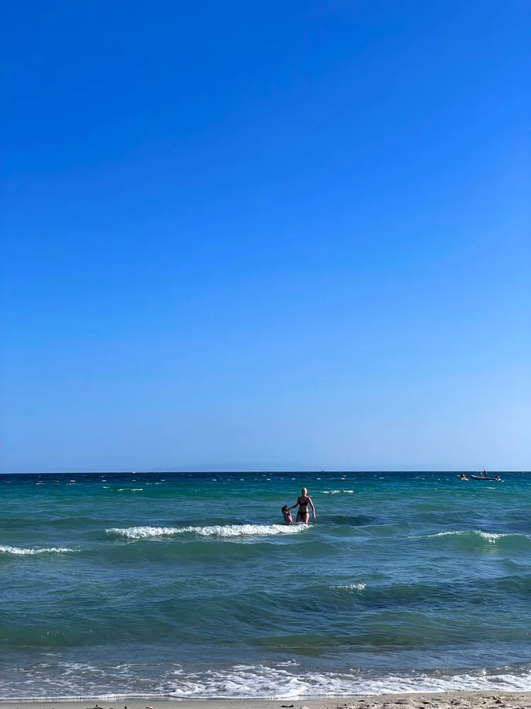 Tekke Plajına gelen küçük kız ve annesi suda yüzüyor