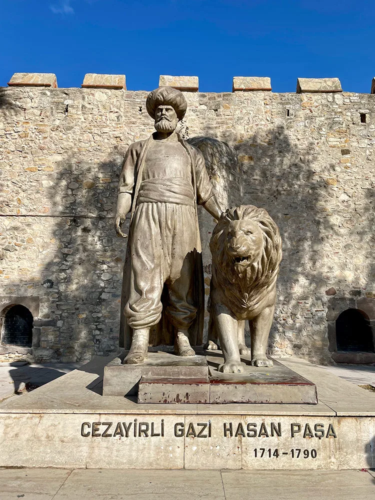 Çeşme kalesinde Cezayirli Hasan Paşa'nın heybetli heykeli