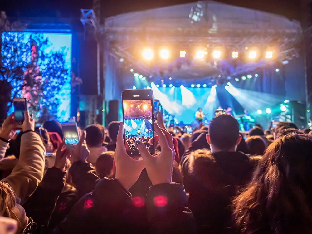 Alaçatı Ot Festivalinde konser coşkusu Kenan Doğulu'nun sahne almasıyla artıyor.