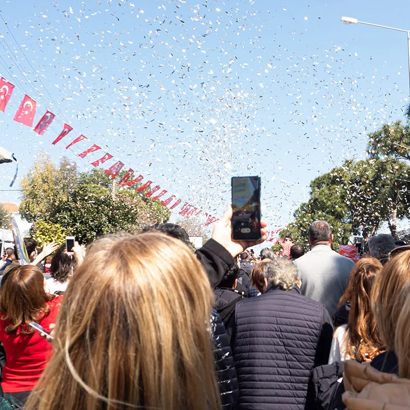 Alaçatı Ot festivalinin başlama coşkusu konfetiler patlatılarak kutlanıyor