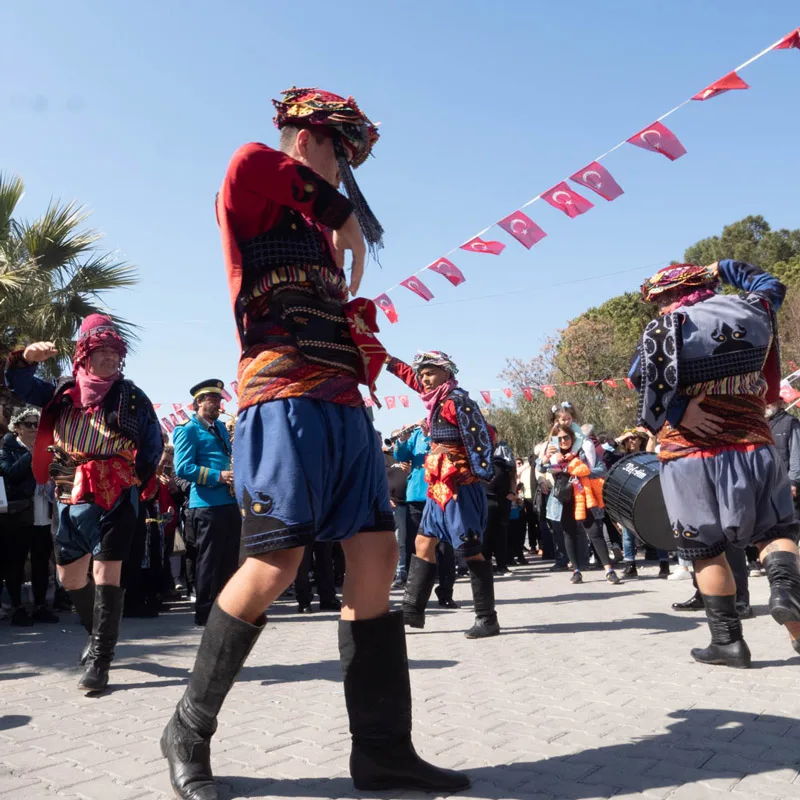 Alaçatı Ot Festivalinde erkek folklor ekinin izlemeye doyulmayan zeybek gösterisi