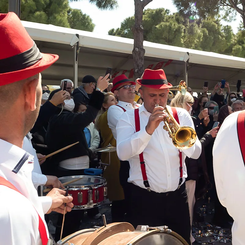 Alaçatı Ot festivalinden bando ekibinin insaları coşturması