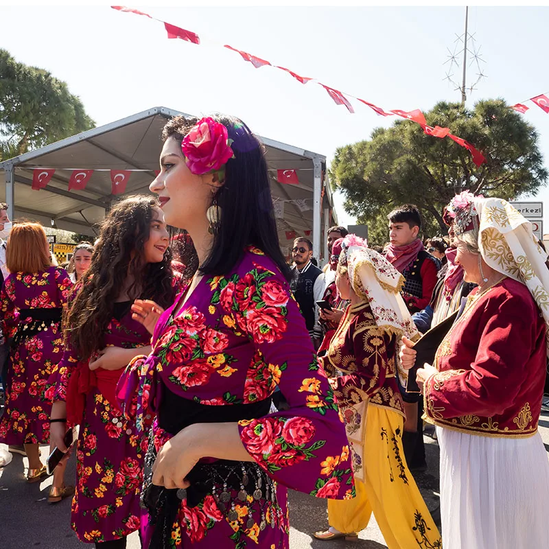 Alaçatı Ot Festivalinde şahane gösteriler sunan folklor ekipleri