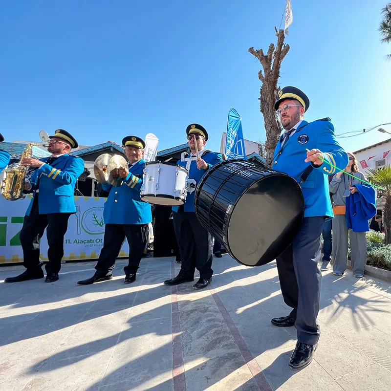 Alaçatı Ot Festivalinde görevli bando ekinin can alıcı performansı