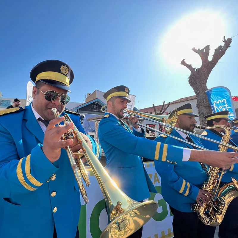 Alaçatı Ot Festivaline ahenkli sesler katan bando ekibi