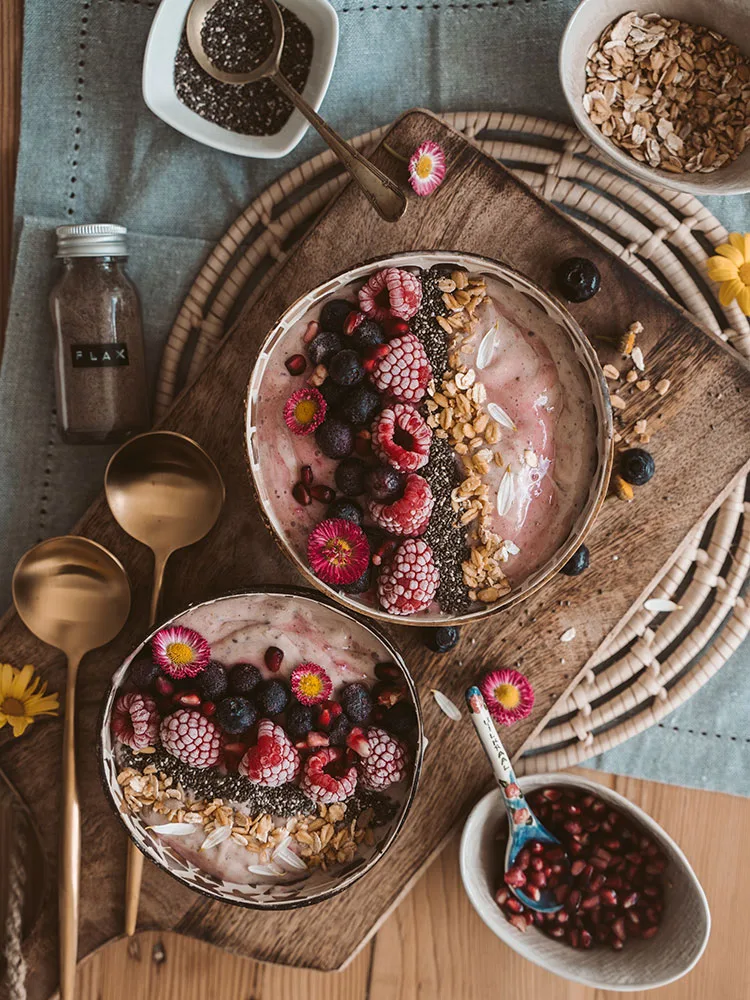 Bowl kahvaltılıkların meyvelerle bütünlüğü