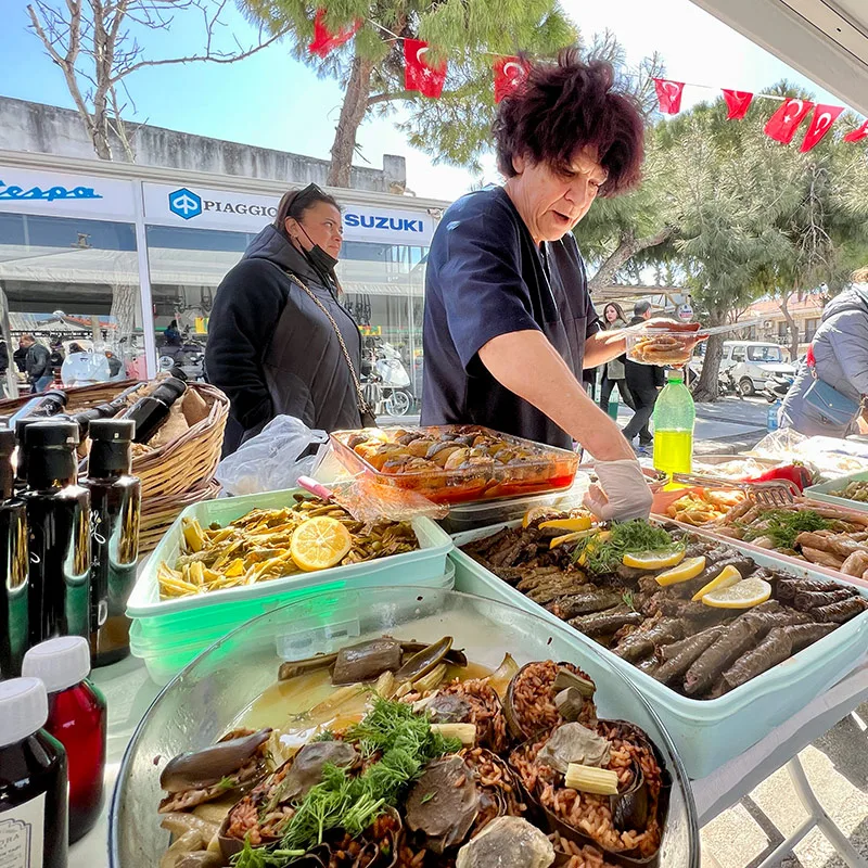 Alaçatı Ot Festivalinde hazırladıkları lezzetli yiyecekleri satan hanımefendi