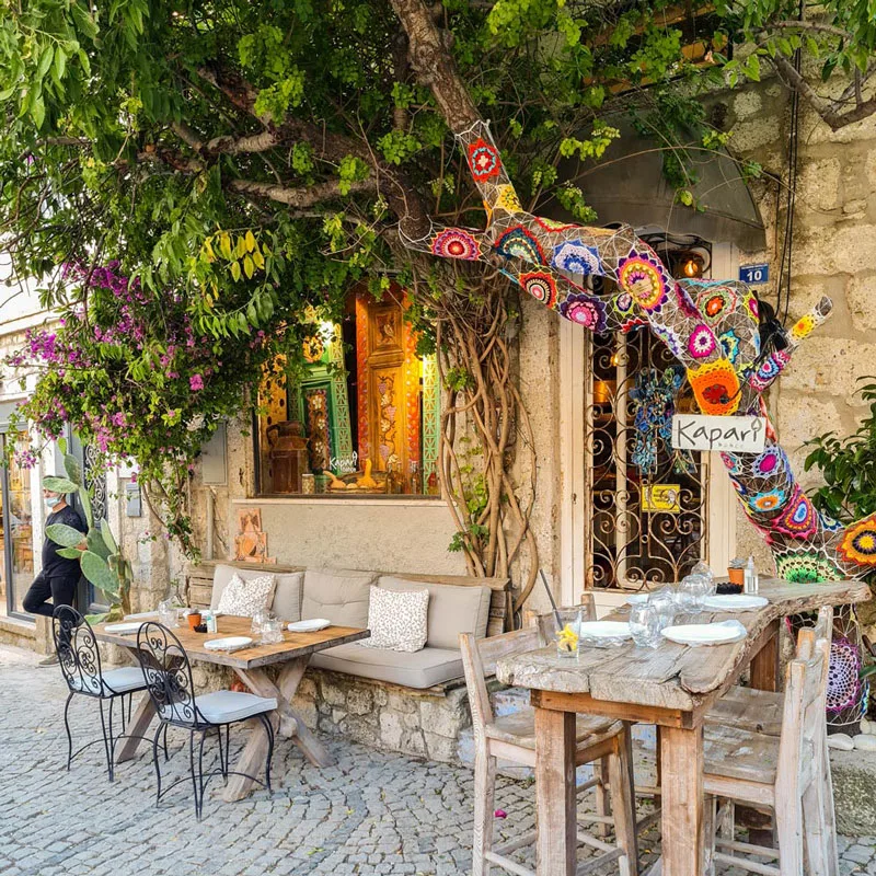 Alaçatı sokaklarında yeme ve içme için özenle oluşturulmuş dekoru olan bir kafe