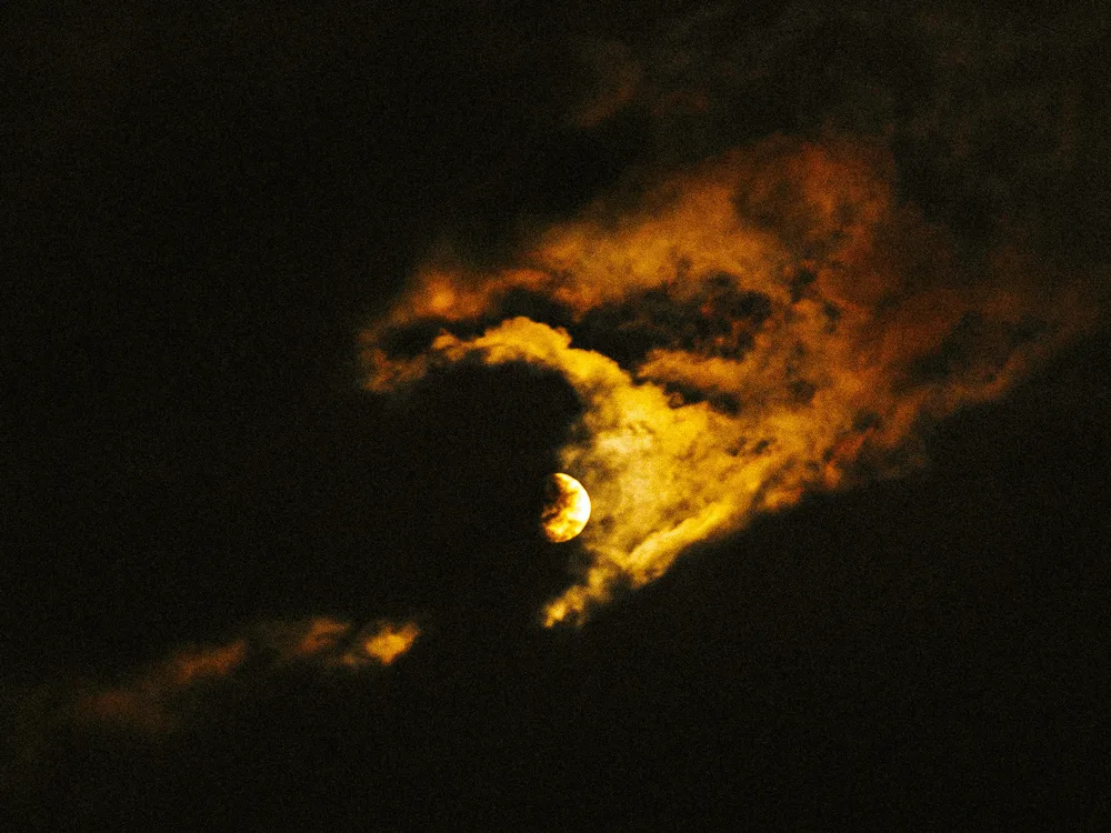 Ay ışığının muhteşem görüntüsü bakanları içine çekiyor