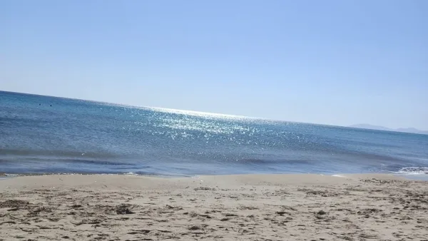 Çeşme Altınkum Plajı masmavi deniziyle göz alıyor.