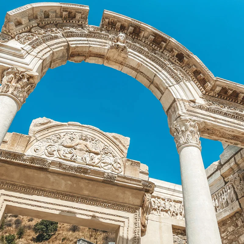Efes antik kentinde bulunan göz alıcı sütunlar