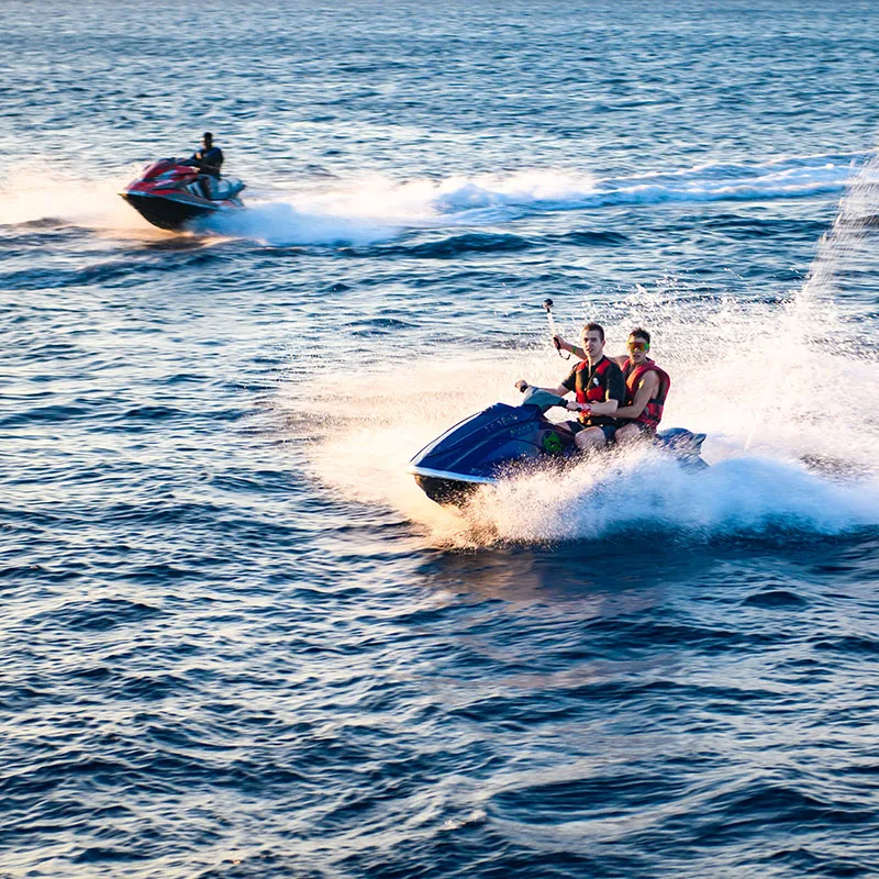 Alaçatı'da sevgiliyle yapılacak aktiviteler içerisinde en popüler olan jet ski yarışı