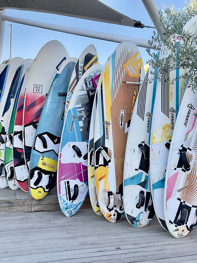 Alaçatı piyade koy plajına yakın olan sörf okulunun rengarenk sörf tahtaları