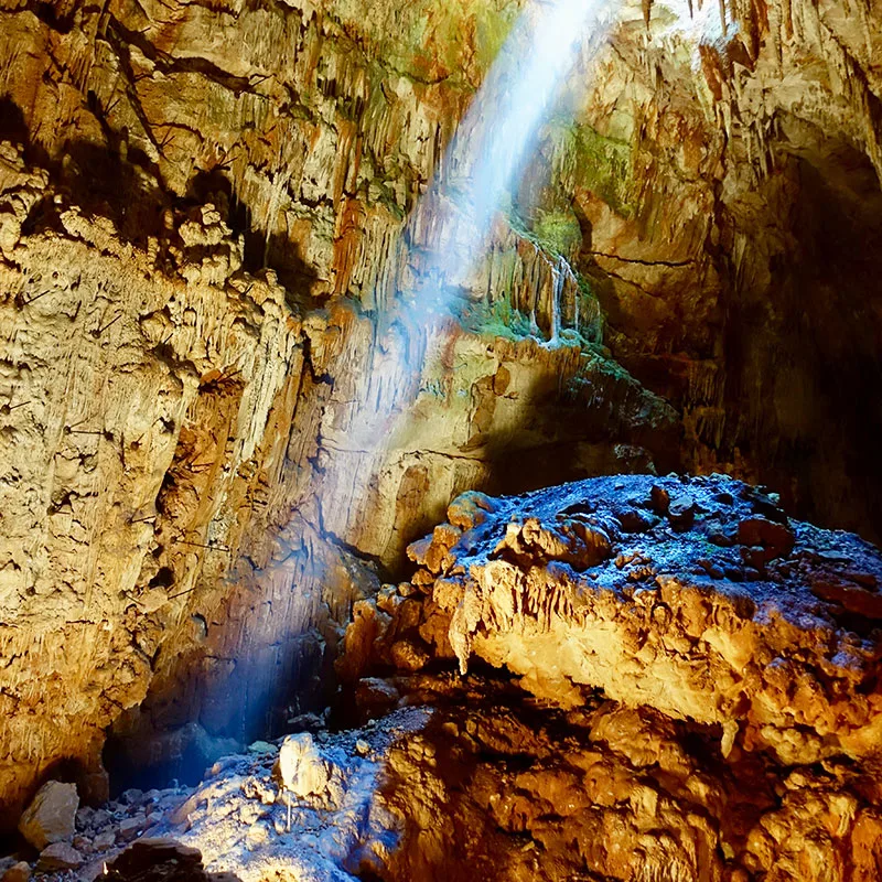 Çeşme'nin komşusu Sakız Adası'nın görülmeye değer mağarası