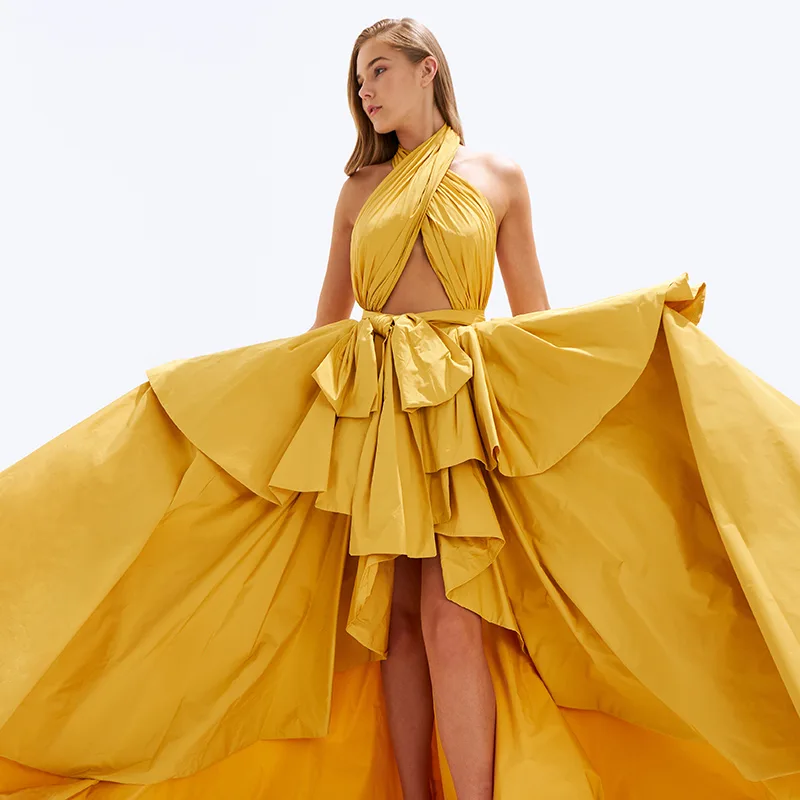 Cut out elbise modası yansıtan bir tarz sarıya yansımış
