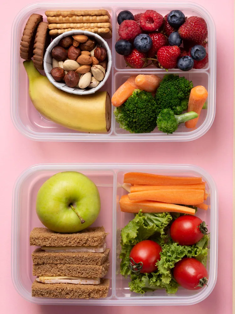 araçla seyahat etmeden önce yanınıza almanız gereken sağlıklı besinlerden oluşan 2 kutu.