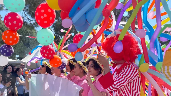 28 Nisan'da düzenlenen Alaçatı Ot Festivali'nden renkli balonlar ve palyaço ile bir kare
