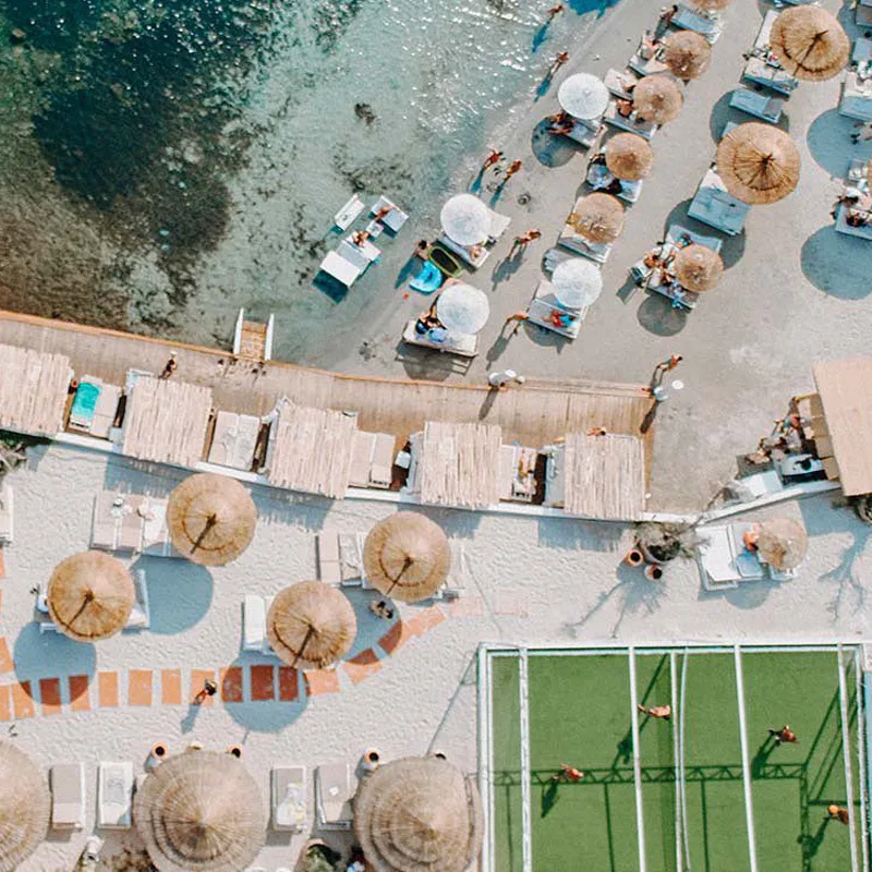 Beach clublar Elias Alaçatı'nın eşsiz tasarımı ve berrak denizi