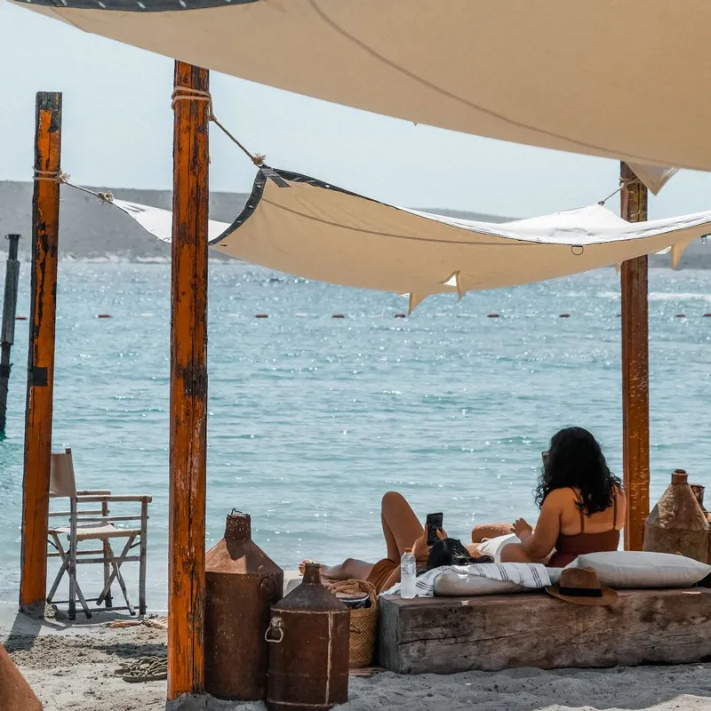 Beach clublar Plage İsolee Alaçatı'nın sessiz atmosferinde huzurla güneşlenen insanlar