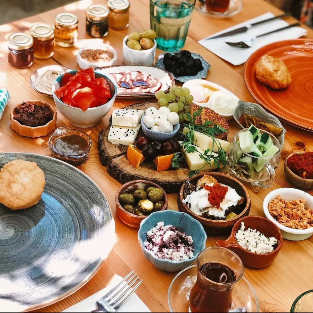 kahvaltı mekanları arasından Bumba Breakfast Club Alaçatı'nın ne ararsan bulabileceğin çeşitli kahvaltı tabakları