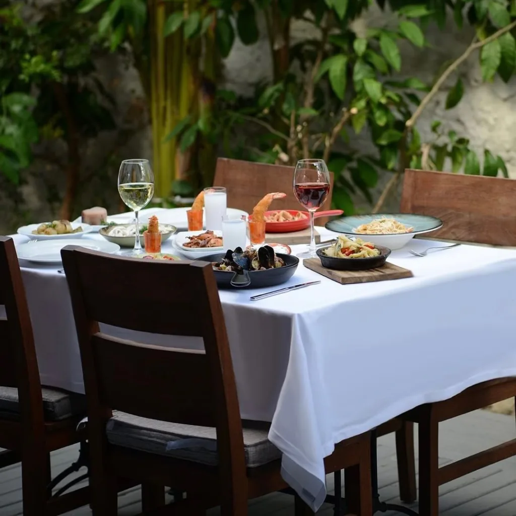 Restoranlar listesinden Ferdi Baba Alaçatı Köyiçi şubesindeki masa ve sandalyeler