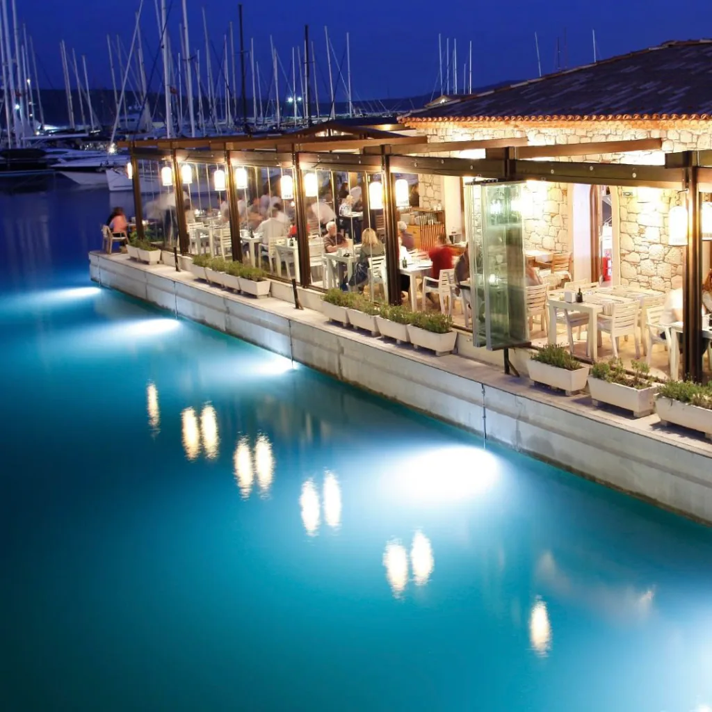 Restoranlar listesinden Ferdi Baba Port Alaçatı şubesinin deniz kenarındaki huzur dolu atmosferi