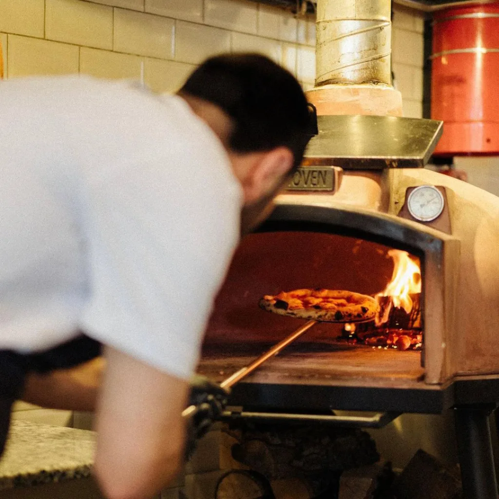 Restoranlar listesinden Port House Alaçatı'nın fırınında hazırlanan pizzası